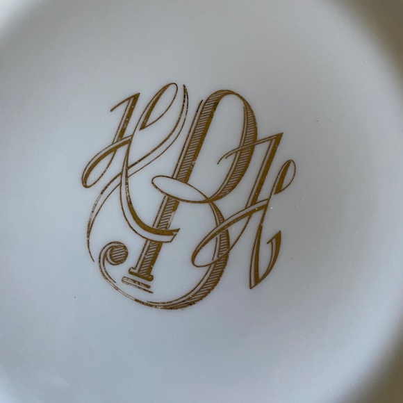 Six (6) fine white bone china plates (chargers) with 22K gold banding - Picture 12 of 13